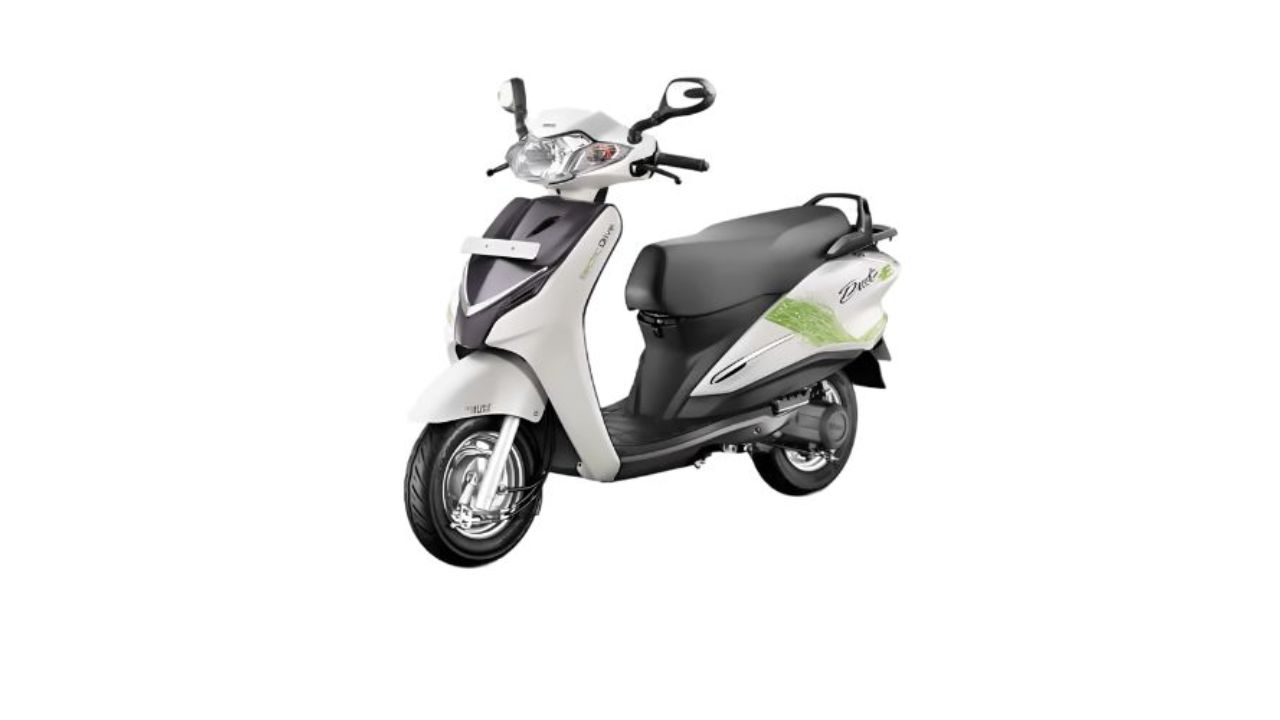 A image of Hero Electric Duet E Scooter in White colour with fully white background