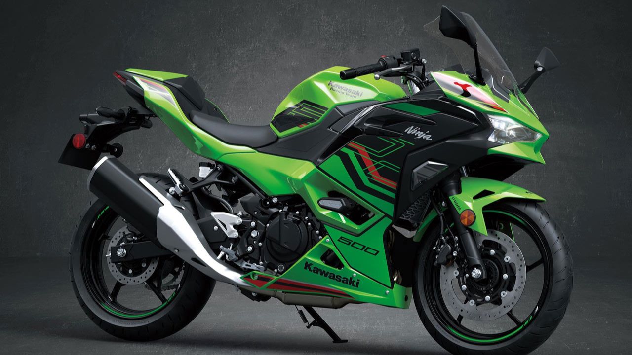 This is a image of 2024 Kawasaki Ninja 500 in mix of green and black colour