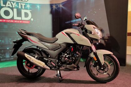 A image of New Honda SP 160 in White and black color In a showcase