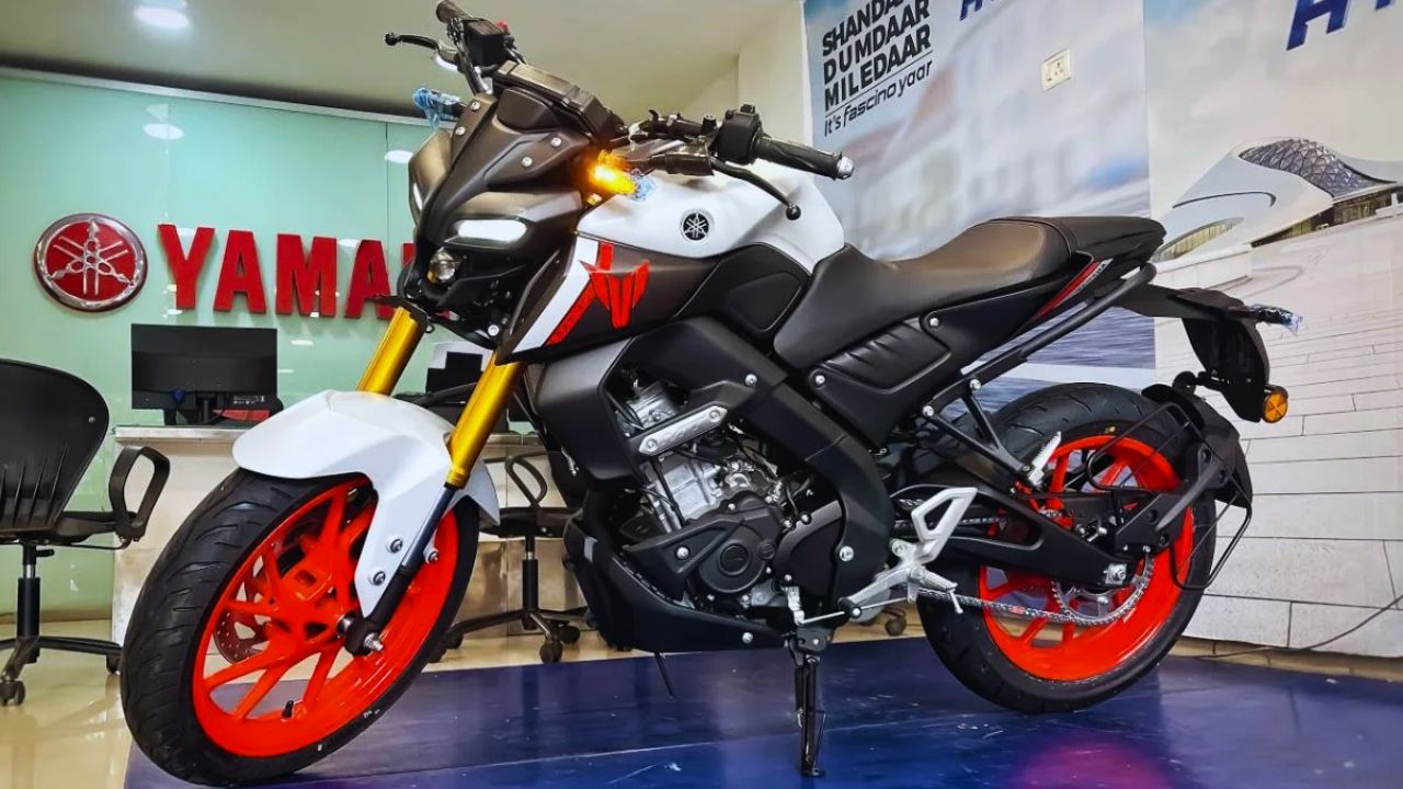 A image of Yamaha MT 15 version 2 in mixing of multiple colourss maximum in white and black colour