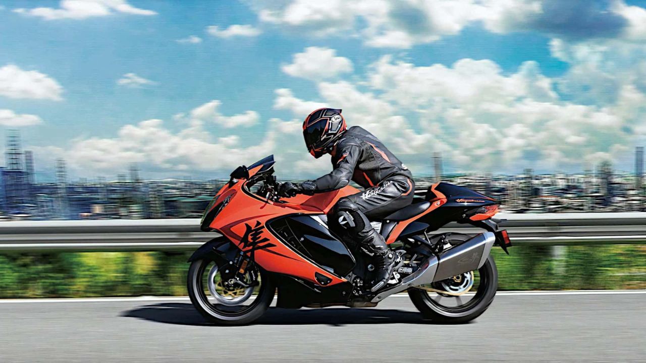 here is image of A man riding a superbike of Suzuki Hayabusa which is orange and black colour