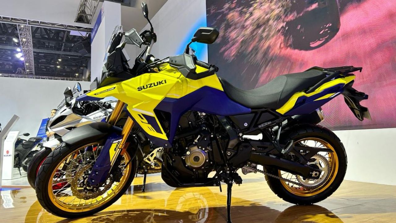 Here is image of yellow, blue and black colour Suzuki V-Strom 800 DE which is placed in showcase