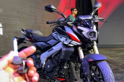 Here is Image of Black and grey colour Bajaj Pulsar 160 Which is placed in Showcase event