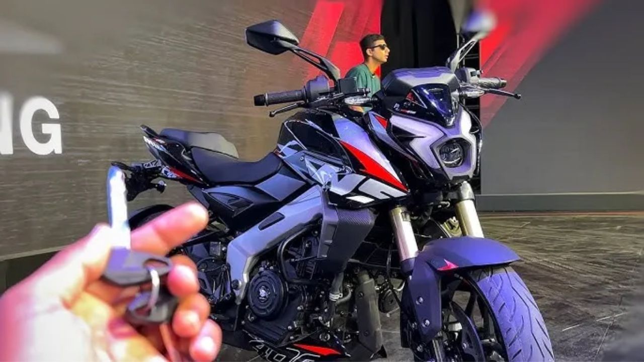 Here is Image of Black and grey colour Bajaj Pulsar 160 Which is placed in Showcase event