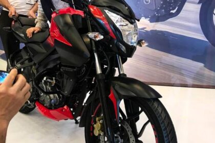 Here is image of Black and red colour Bajaj Pulsar Ns 160 which is placed in showroom