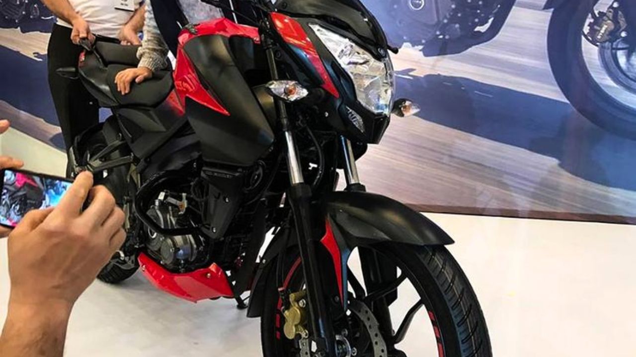 Here is image of Black and red colour Bajaj Pulsar Ns 160 which is placed in showroom