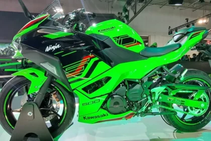 Here is image of Green colour Kawasaki Ninja 500 Which is placed in showcase event