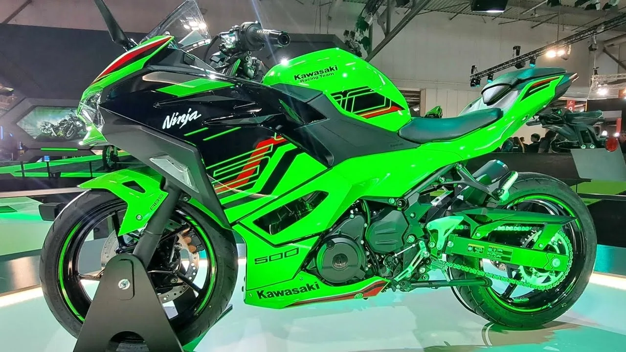 Here is image of Green colour Kawasaki Ninja 500 Which is placed in showcase event