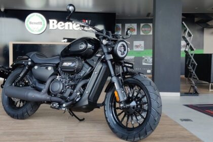 Here is image of Black colour Keeway V302C which is placed in Benelli showroom