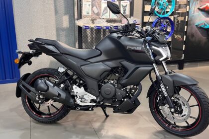 Here is image of black colour Yamaha FZS bike Which is placed in showroom
