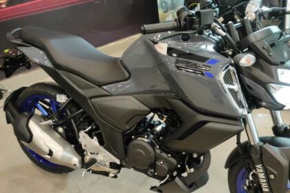 Here is image of Black colour Yamaha FZS-FI V3 Which is placed in showroom of Yamaha