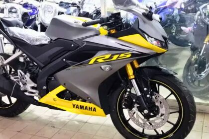 Here is Image of Grey and yellow colour Yamaha R15 Which is placed in showroom