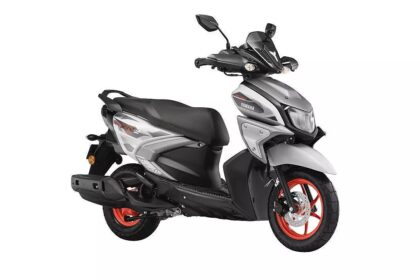 Here is image of Black and White colour Yamaha Ray-ZR 125 FI Hybrid with white background